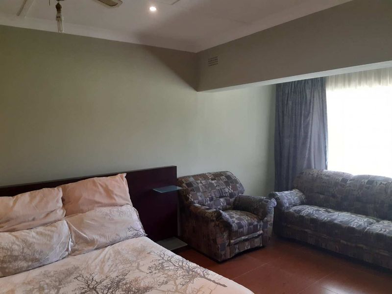 NEAT AND SPACIOUS HOME, ON A MASSIVE YARD WITH AN OUTSIDE ROOM WITH BATHROOM  N BRAAI AREA - Photo 7