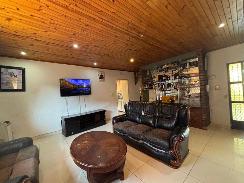 4 Bedroom House for sale in Oakdene - Photo 9