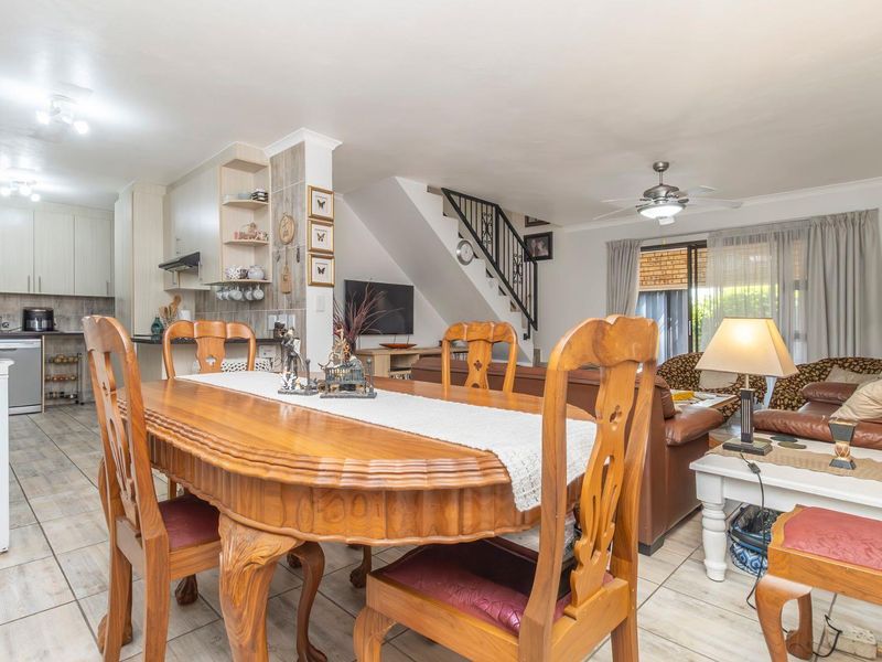 Stunning Duplex in sought after Honeydew Manor - Where space and style connect – - Photo 8