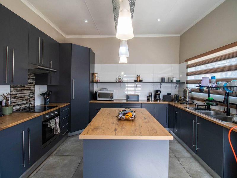 Beautiful 3 Bedroom family home in Western Extention - Photo 9