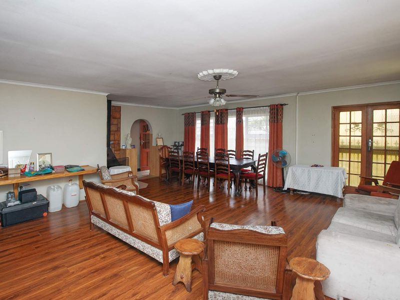 Spacious 5 Bedroom Home in Grassy Park - Photo 7