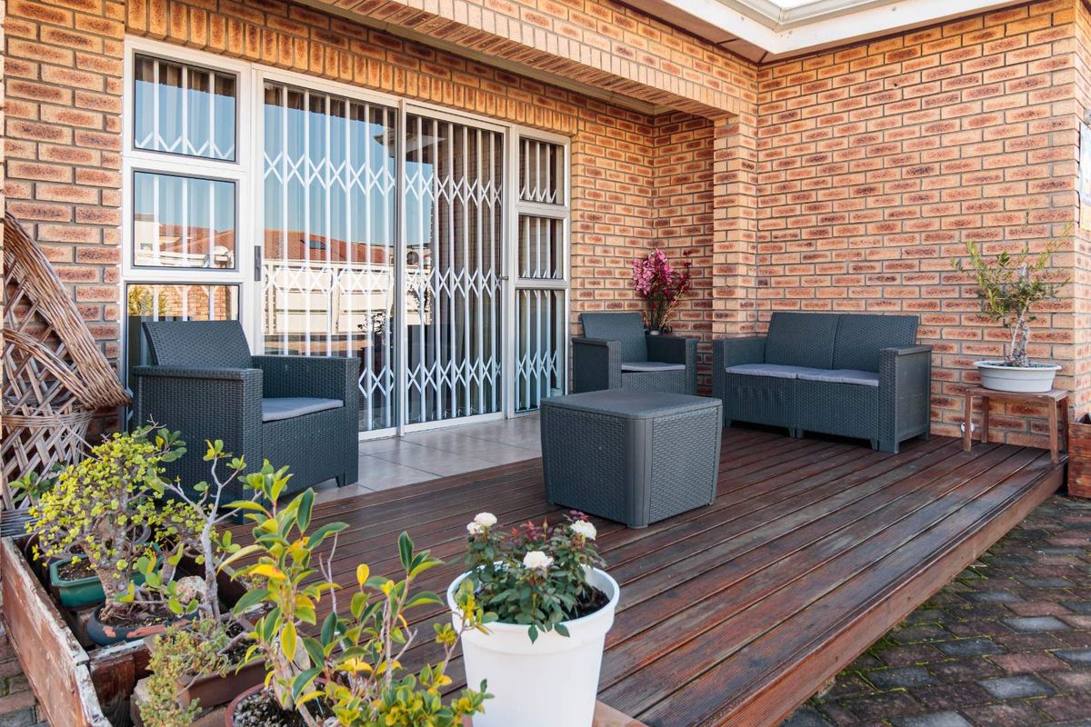 Immaculate Family Home with Expansive Garden - Photo 5