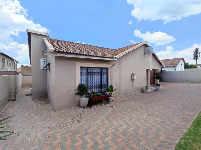 3 Bedroom House  for Sale in Cosmo City - Photo 2