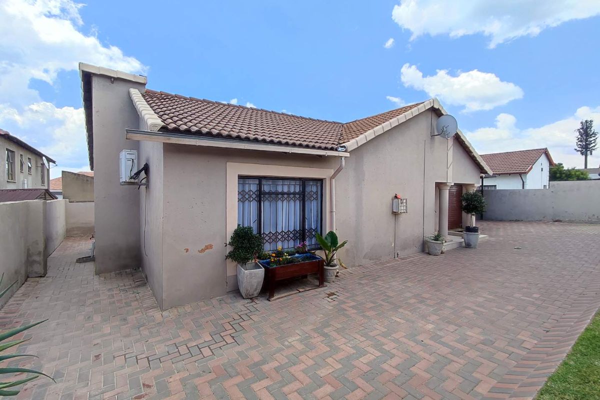 3 Bedroom House  for Sale in Cosmo City - Photo 2