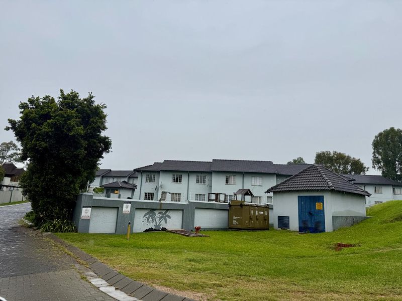 Stunning 2 bedroom Apartment - Photo 3