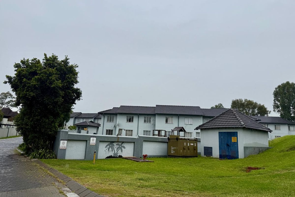 Stunning 2 bedroom Apartment - Photo 3