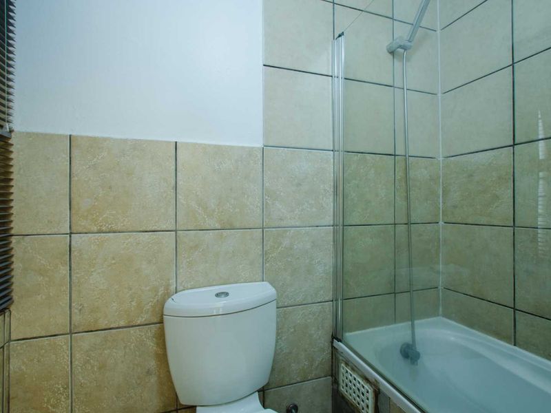 Spacious 2-Bed, 1-Bath Apartment with Patio & Garden - Photo 6