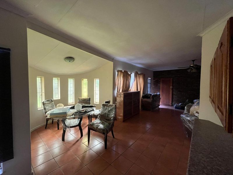 Spacious living - Photo 4