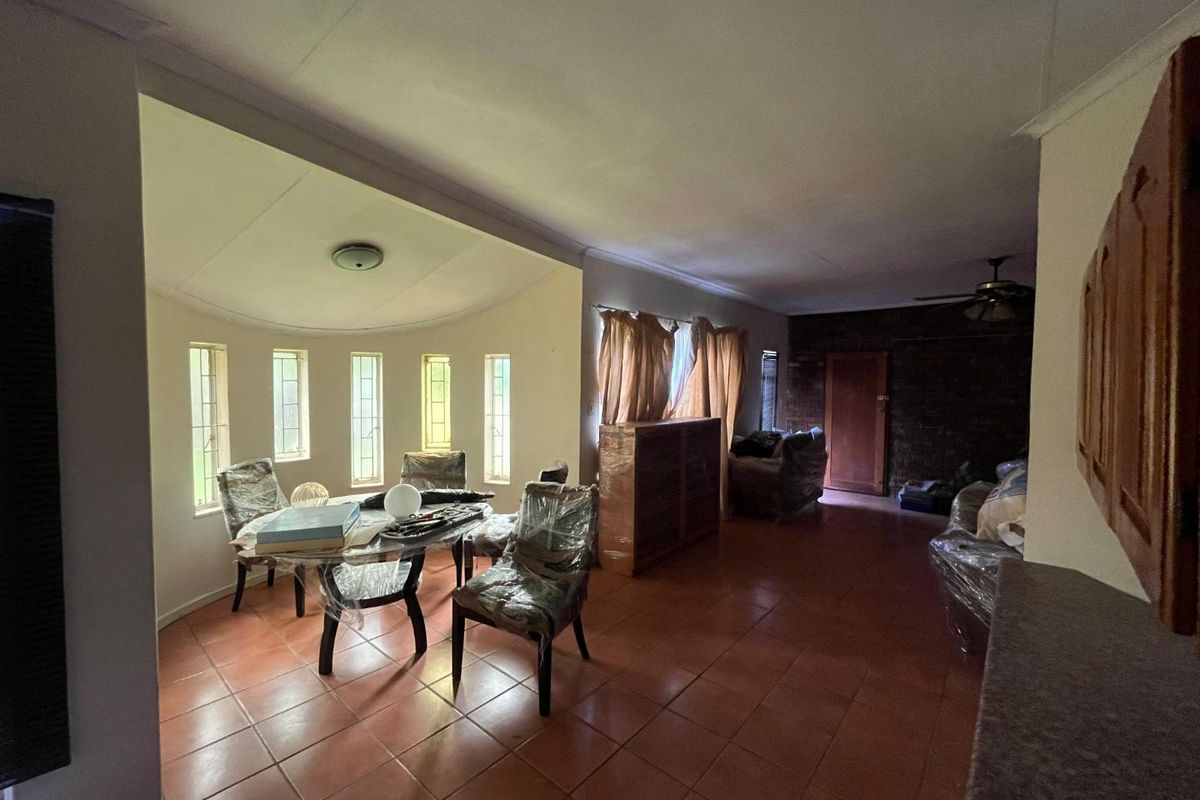 Spacious living - Photo 4