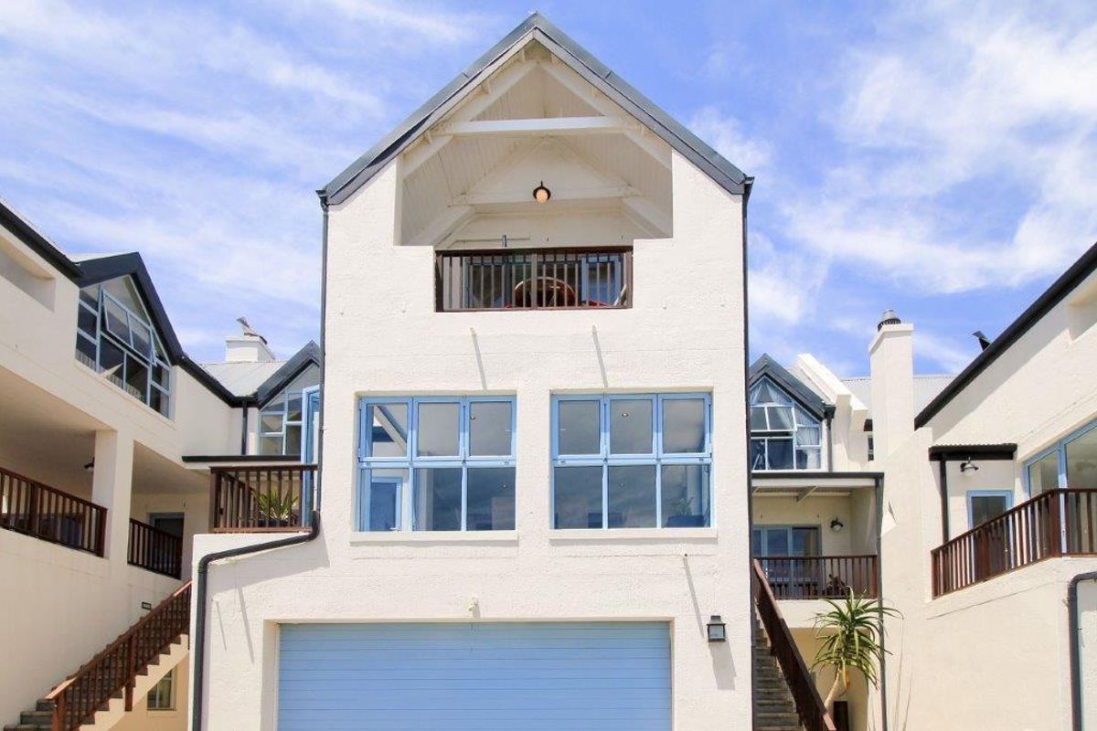Stunning family home with amazing sea and greenbelt views in the heart of the Big Bay kite surfing paradise - Photo 4