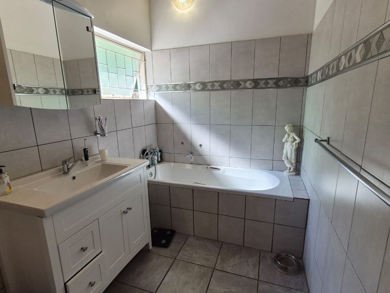 Spacious family home in quiet street - Photo 5