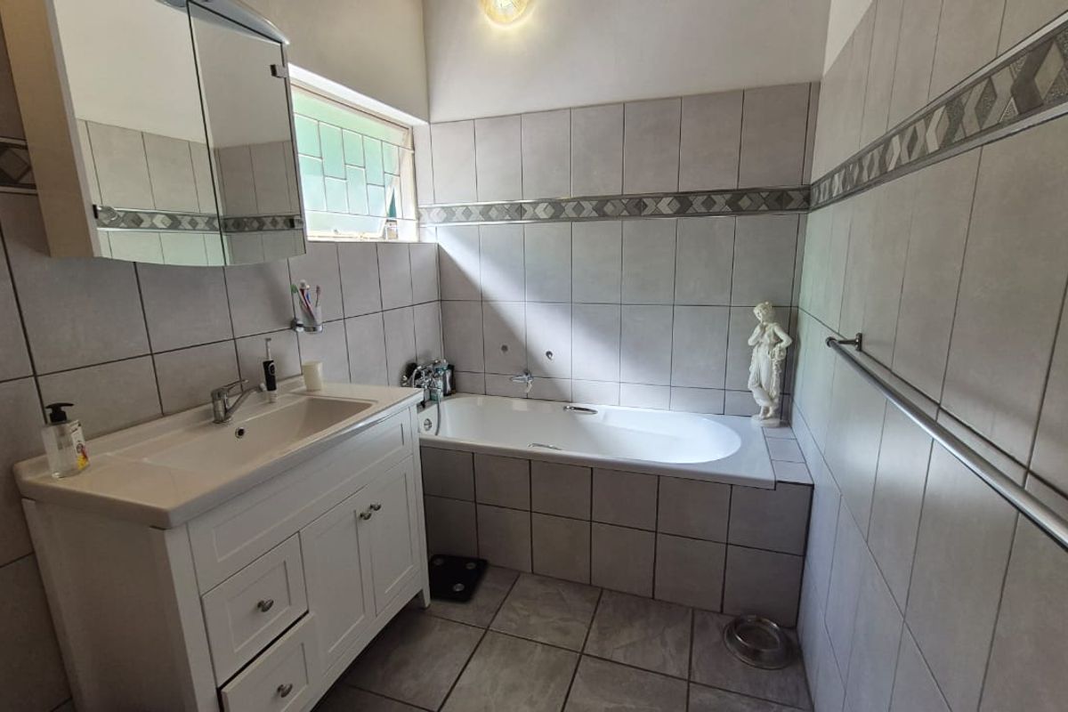 Spacious family home in quiet street - Photo 5