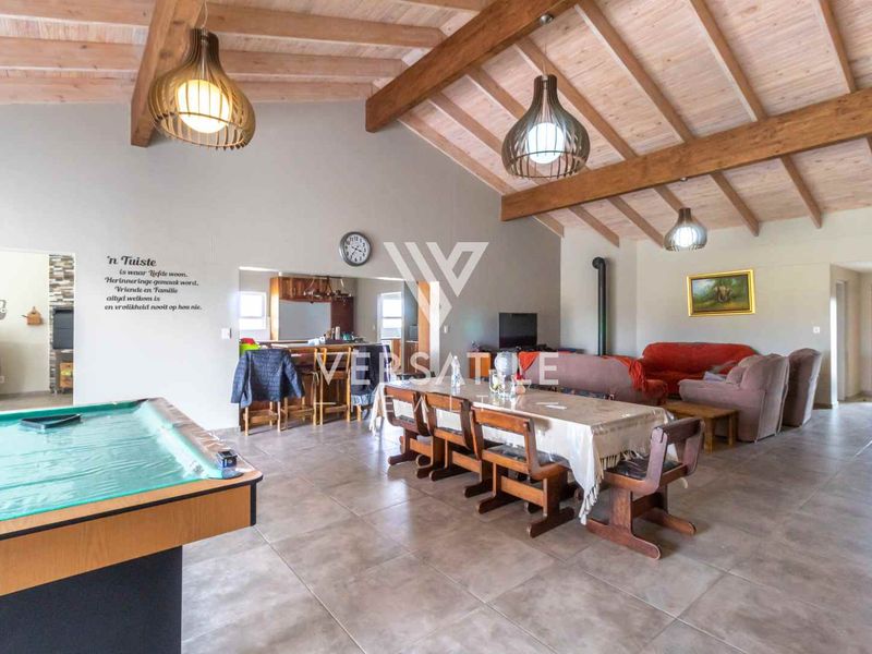 Expansive Living, Serene Setting - Photo 4