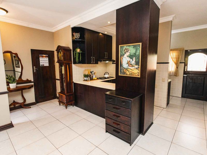 Beautiful upmarket home in exclusive retirement village in the North - Photo 5