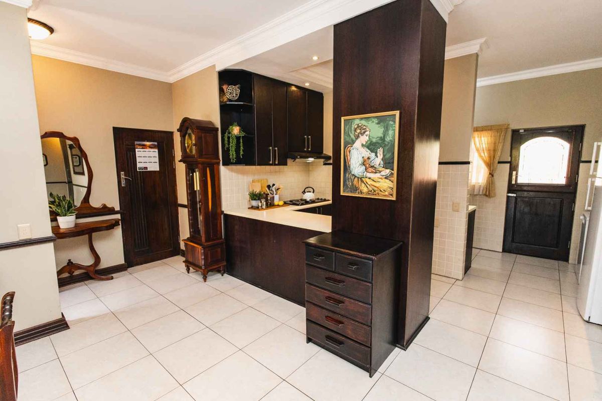 Beautiful upmarket home in exclusive retirement village in the North - Photo 5