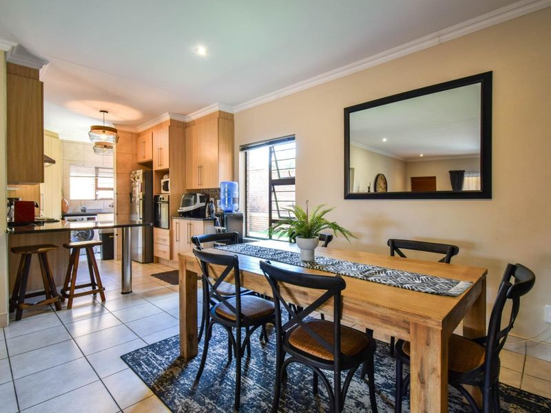 Stylish & Secure Home with Backup Power and Water - Photo 7