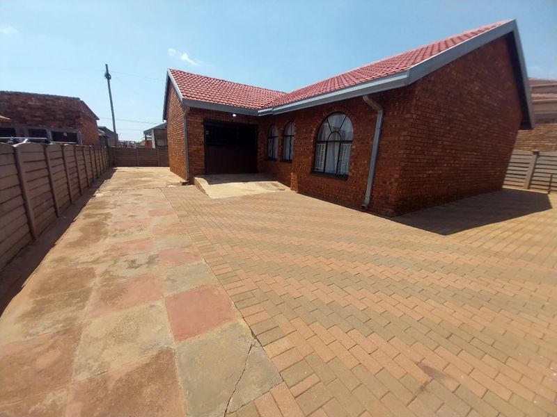 4 Bedroom House Ready To Welcome You In Maokeng Tembisa Ext 1 - Photo 7