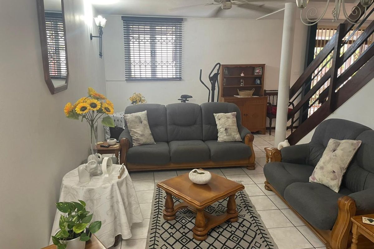 Gorgeous Townhouse awaits you! - Photo 4