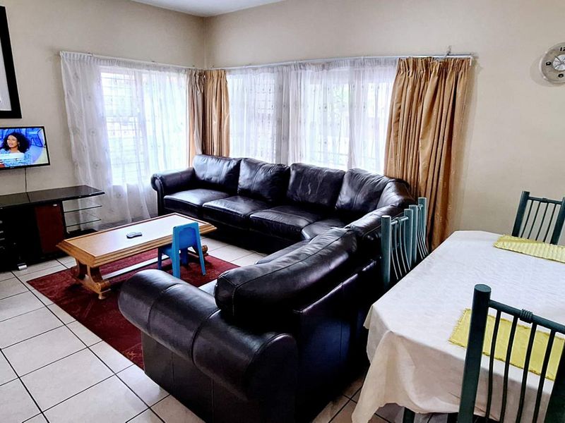 Secure 3 Bedroom Duplex in Leopard Rock Estate - Photo 5