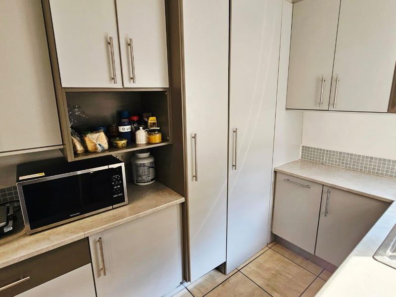 Stunning Family Home for Rent in a Desired Area - Photo 5