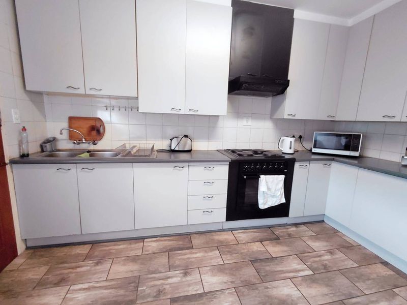 Entertain & Unwind: 2-Bedroom with a Private Garden - Photo 5