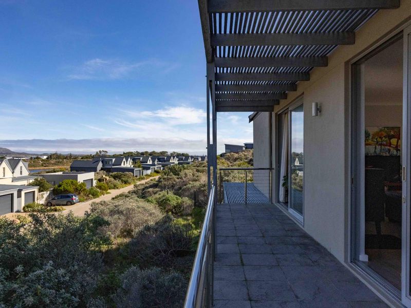 Contemporary Family Living in the Exclusive Chapman's Bay Security Estate. - Photo 6