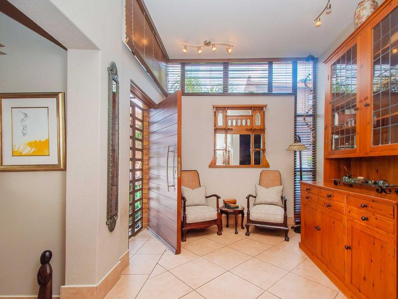 Constantia Kloof's Finest Family Home - Photo 3