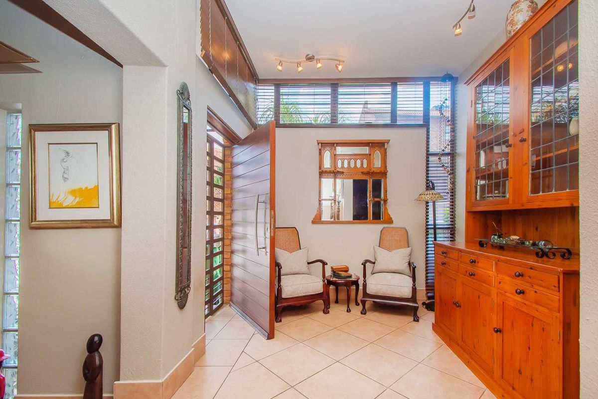 Constantia Kloof's Finest Family Home - Photo 3