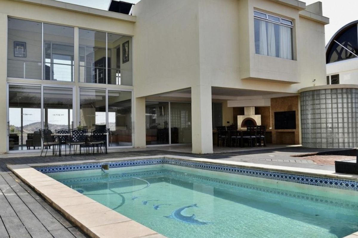 Discover this exceptional 949 sqm home set on1338 sqm erf in sought-after Ludwisdorf. - Photo 4