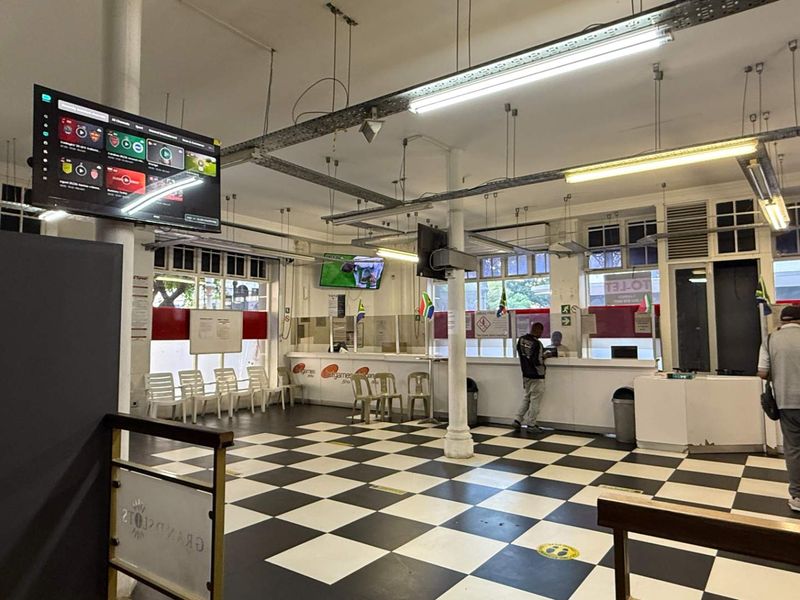 180m2 corner retail unit to let - Photo 10