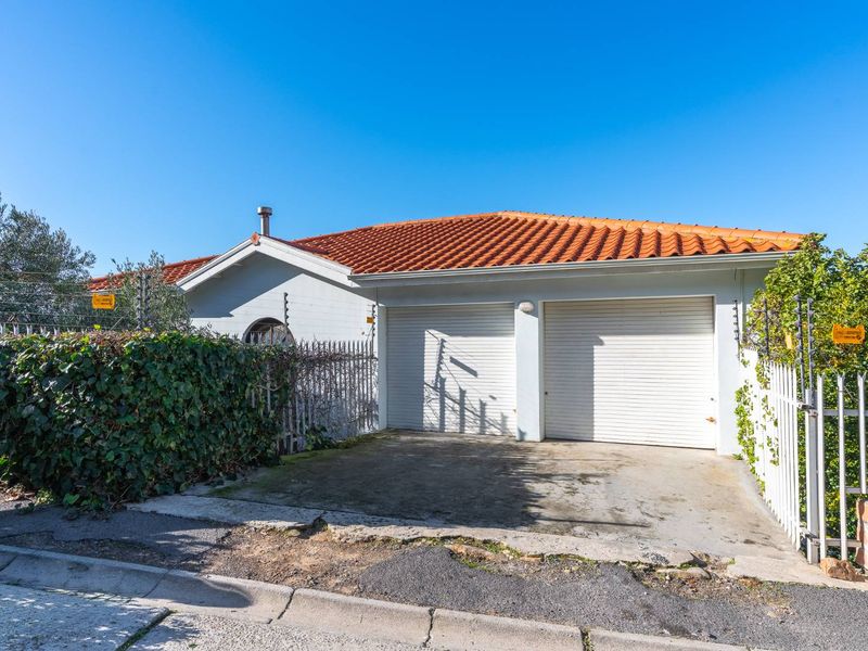 Elevated Coastal Charm with Unmatched False Bay Views for Rent Long Term - Photo 8