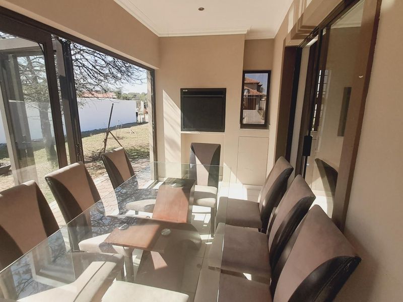 "Prime Riverfront Living: Unobstructed Views & Modern Luxury" - Photo 4