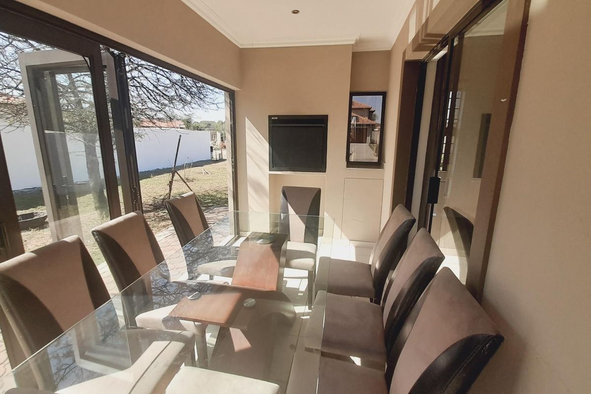 "Prime Riverfront Living: Unobstructed Views & Modern Luxury" - Photo 4