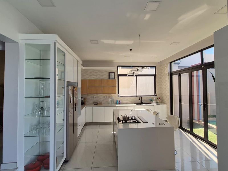 Ultra Modern Family Home for Rent in Kleine Kuppe - Photo 1