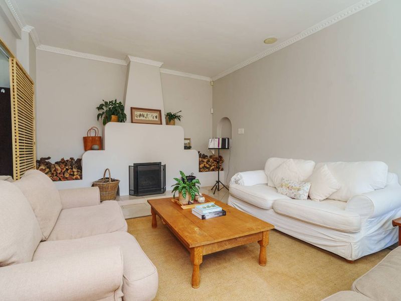 3-Bedroom Home with Studio Flat & Mountain Views – Prime Newlands Location! - Photo 6