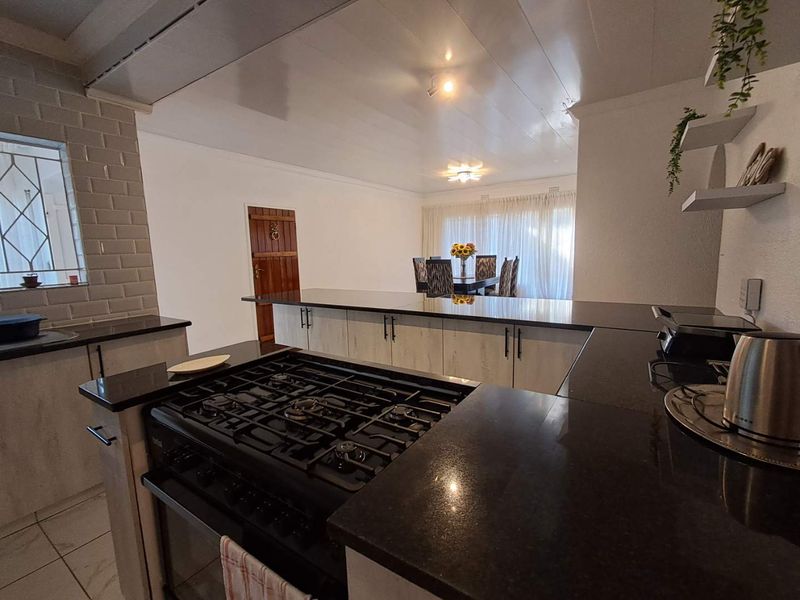 4 Bedroom house with 2 bedroom cottage - Photo 3