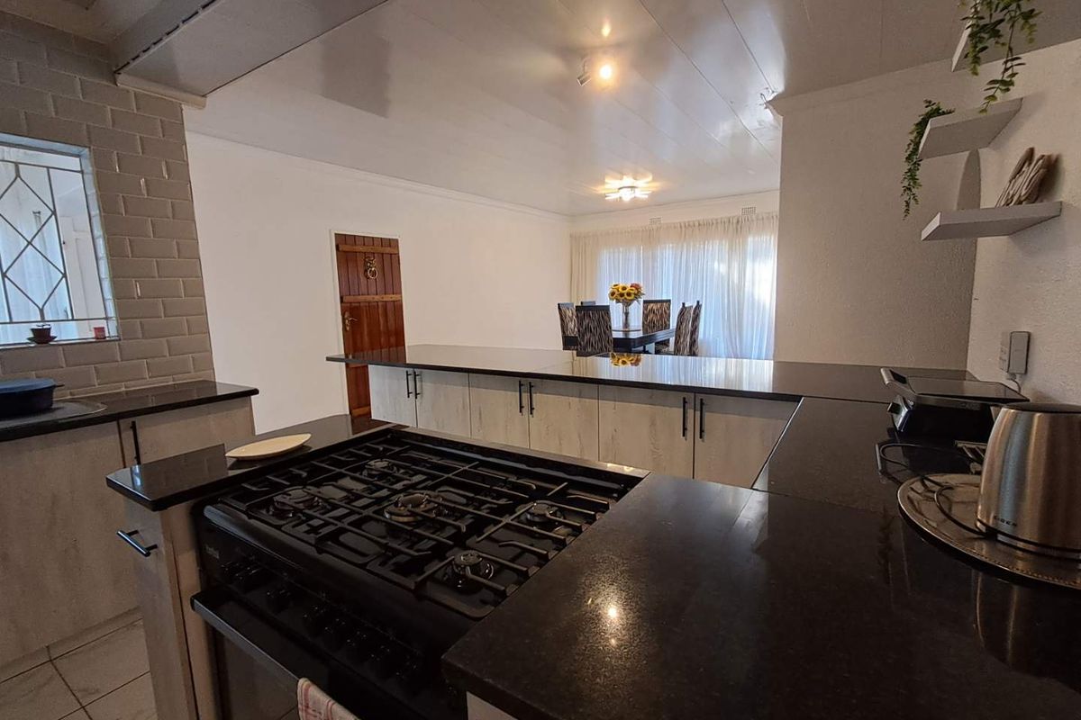 4 Bedroom house with 2 bedroom cottage - Photo 3