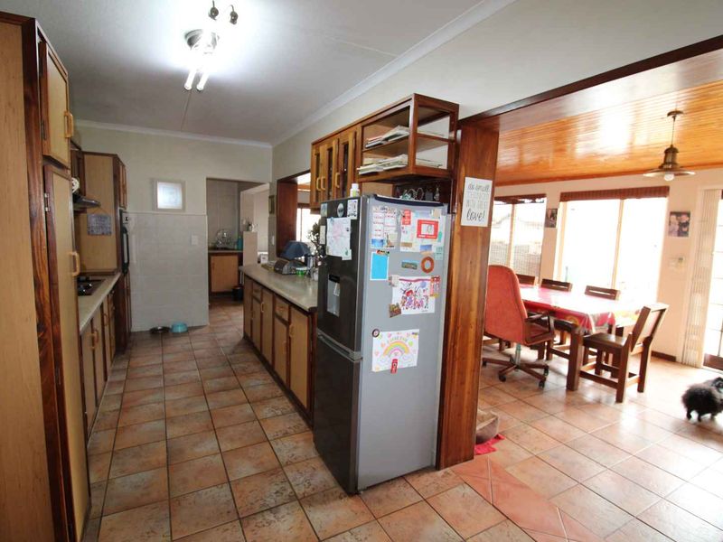 Neat as a pin Family home - Photo 2