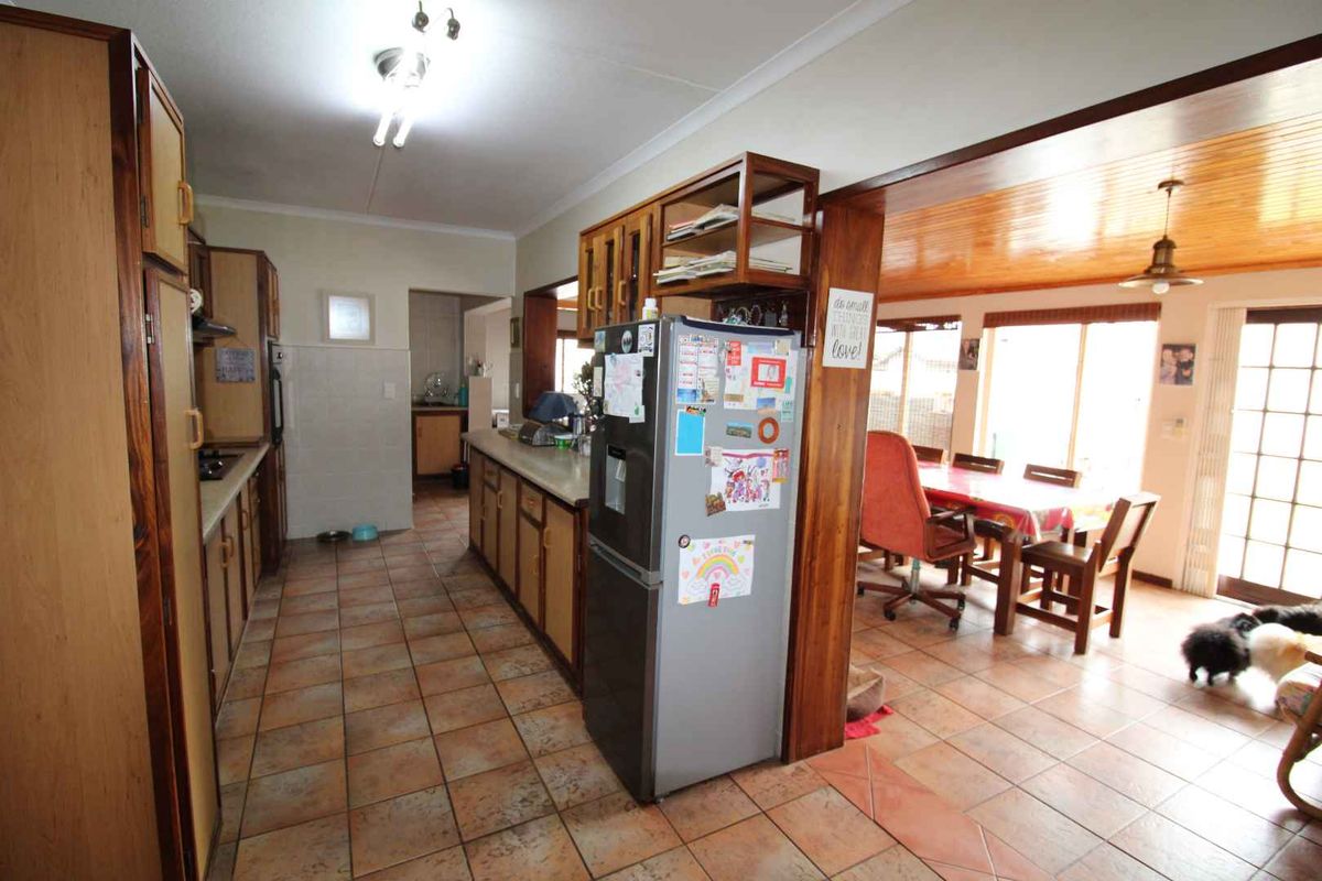 Neat as a pin Family home - Photo 2