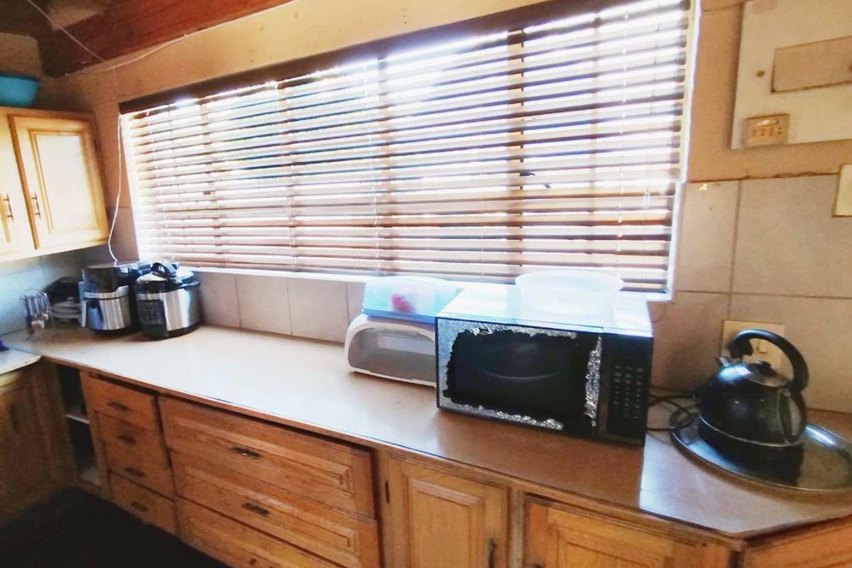 "Double-Story Delight: Perfect for Family Living!" - Photo 4