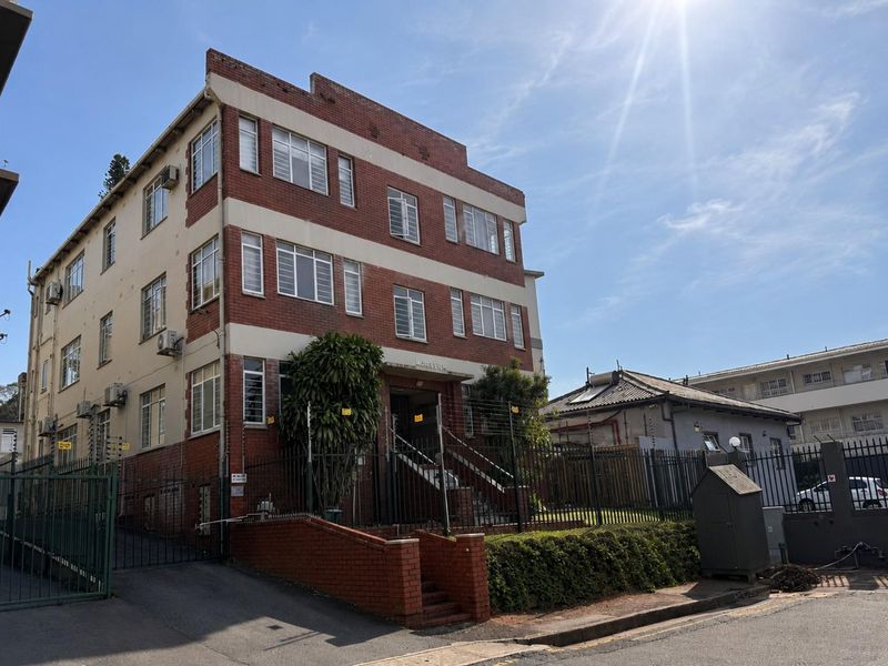 LIGHT, CHARACTER FILLED TOP FLOOR APARTMENT WITH SUNROOM & LOCK UP GARAGE - Photo 1