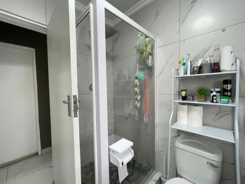 FEAST YOUR EYES - RENOVATED AND MODERN!! - Photo 10