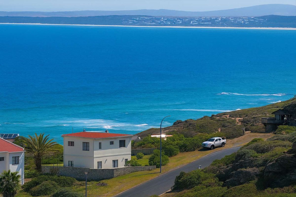 Prime Coastal Canvas: 990m2 with Unobstructed Ocean Views - Photo 3