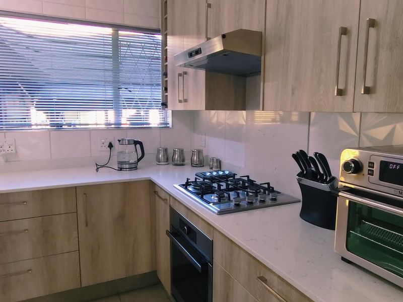 Neat 3 Bedroom Family Home in Prime area of Verwoerdpark with 3 bedroom Flatlet - Photo 8