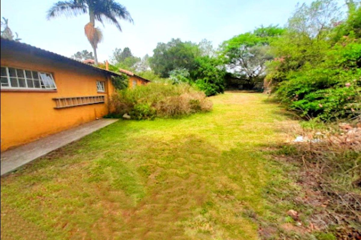 "An ideal residence is characterized by a generous expanse of land" - Photo 4