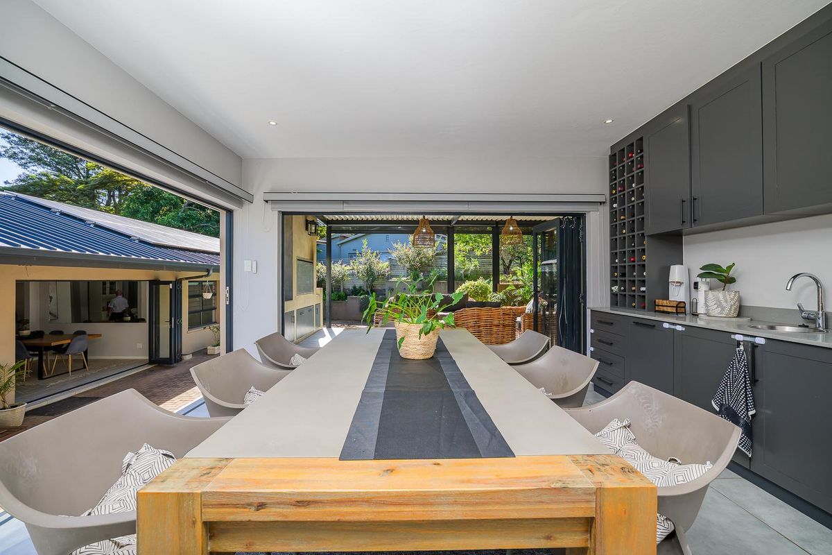 Spacious 6 Bedroom Family Home | Triple Garage | Solar Backup | Potential for 2 Flatlets | La Lucia - Photo 5