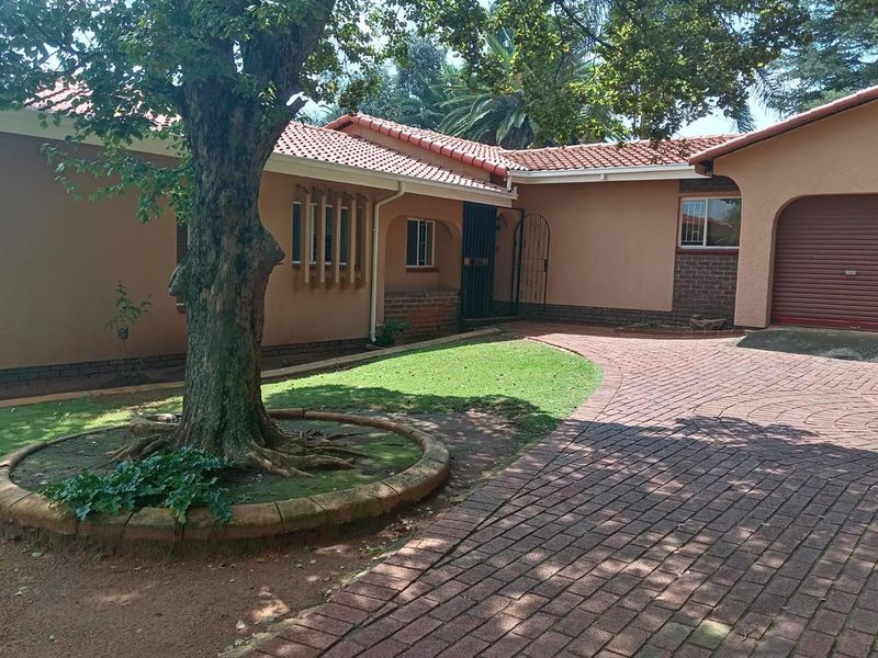 Large family home with pool in an enclose area - Photo 4