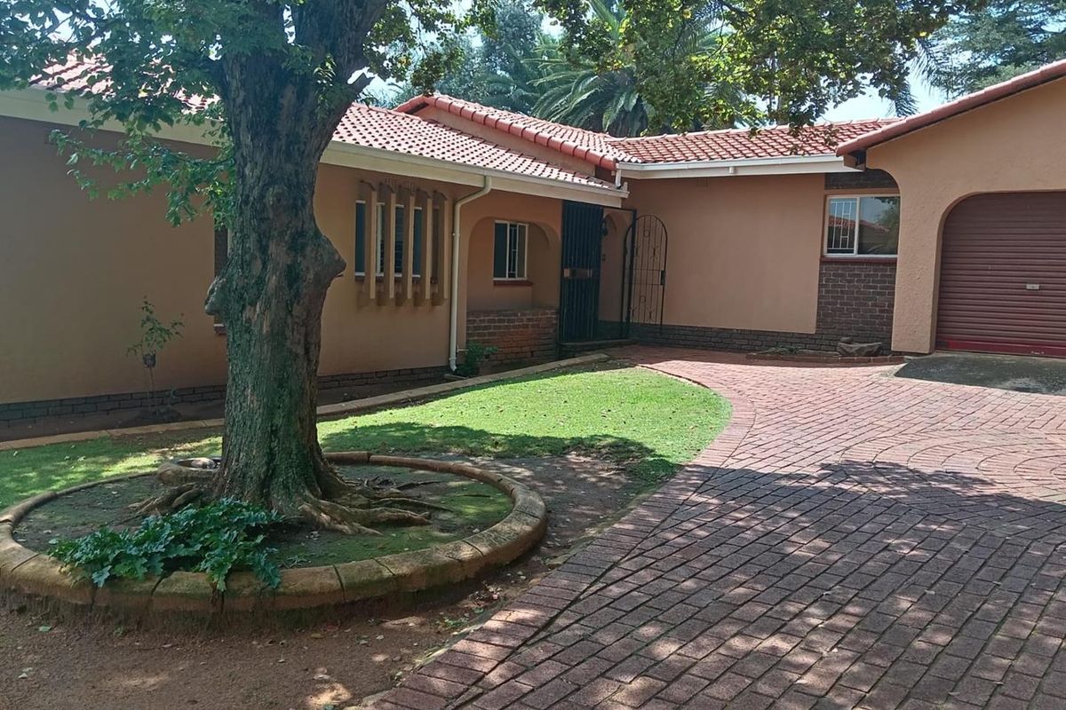 Large family home with pool in an enclose area - Photo 4