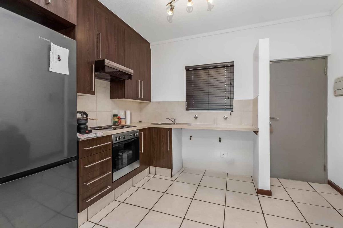 Superb 1 Bedroom, 1 Bathroom Garden Apartment For Sale in Broadacres - Photo 3