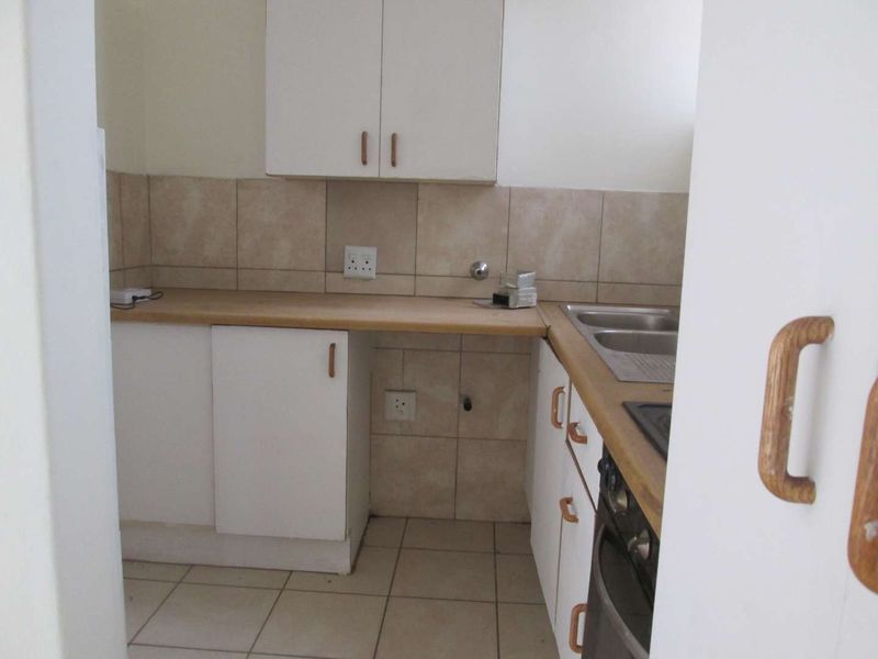 A BEAUTIFUL , NEAT AND CLEAN [1] ONE BEDROOM APARTMENT FOR SALE IN DIE MOOT [DASPOORT ] PTA - Photo 7